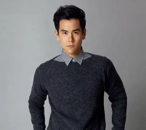 彭于晏短发发型四:露额的短发背头发型,再用发蜡顶着做出蓬松的效果