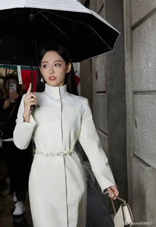 张嘉倪拿捏小香风,职场穿搭干练又优雅,穿出高级氛围感_外套_黑色