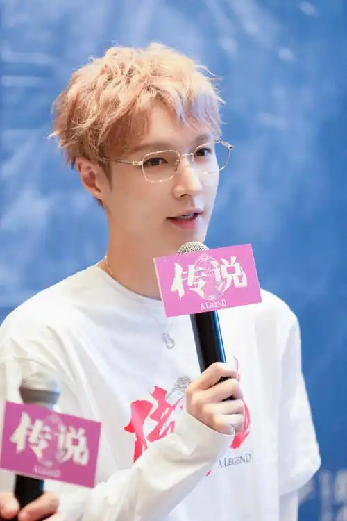 张艺兴传说##张艺兴给媒体分蛋糕停不下来