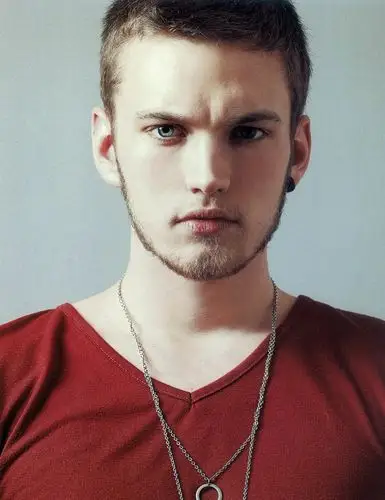 展开全部 方脸的话就短寸头最好.如图.