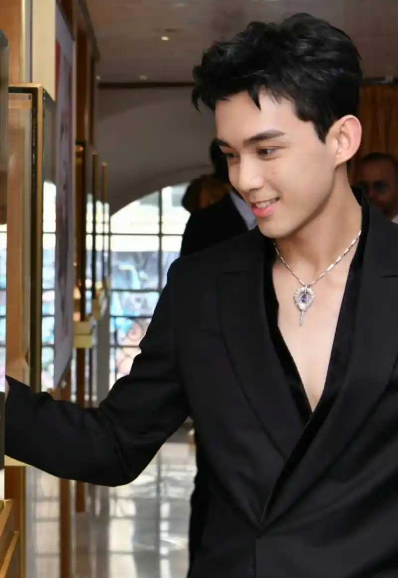 吴磊戴钻石项链一点都没有违和感,男生也可以这么有时尚感,脸小肩膀宽
