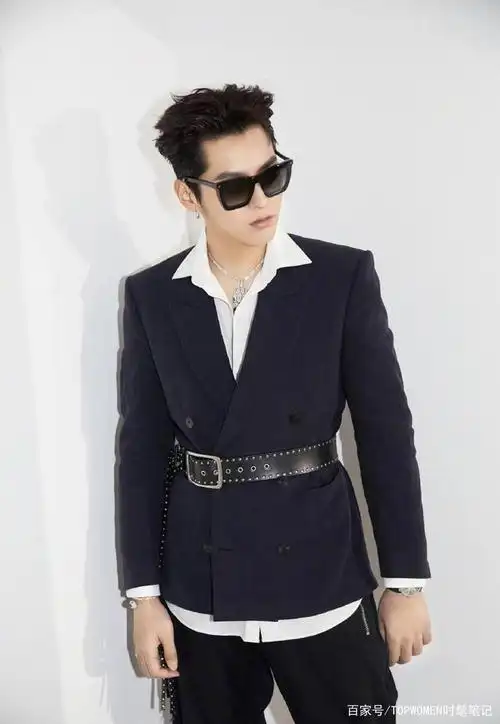 镜头下的吴亦凡,状态超级好,黑色的西装在他身上显得十分的帅气,整个