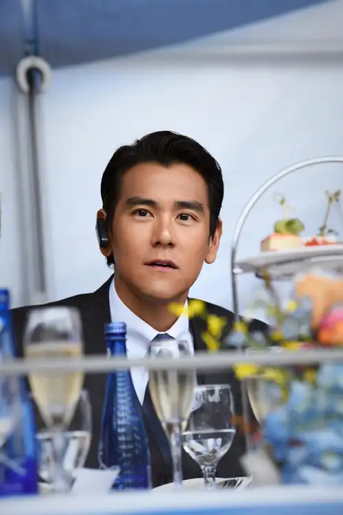 42岁彭于晏出席上海环球马术冠军赛,皮肤黑了点,但还是帅的