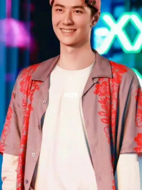 看看王一博笑的多开心