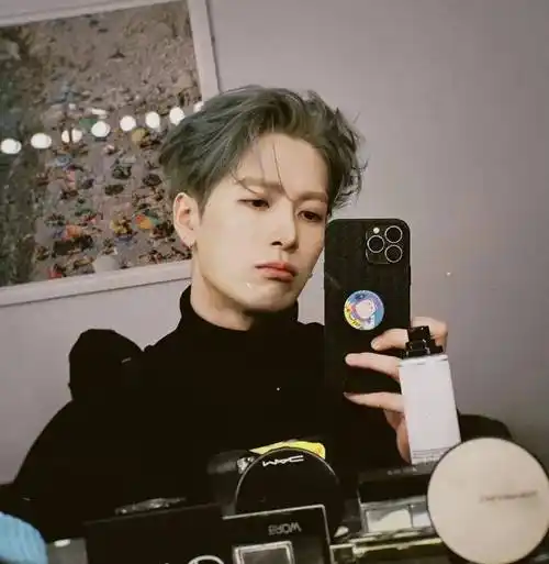 omg王嘉尔银灰发色有多辣