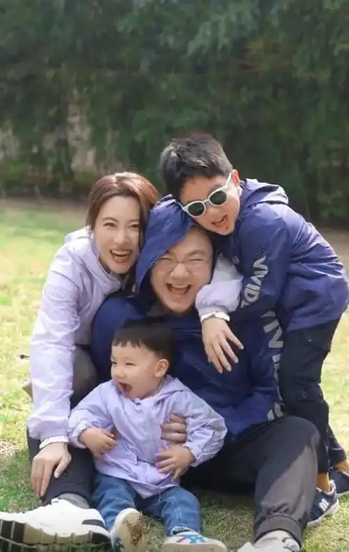 宋丹丹与儿子一家春游,儿孙绕膝超幸福,网友:英达输的很彻底