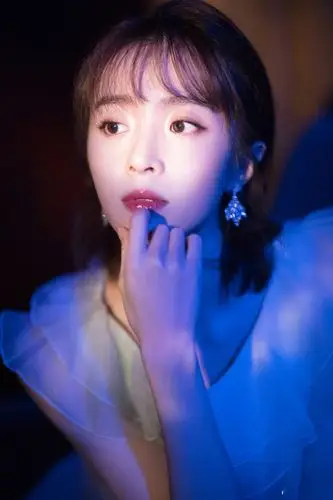 胡冰卿蓝绿撞色裙个性时尚2019秋冬巴黎男装周有她不单调