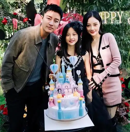 李小璐新年首晒与女儿合照母女穿红装拜年甜馨身高直追妈妈