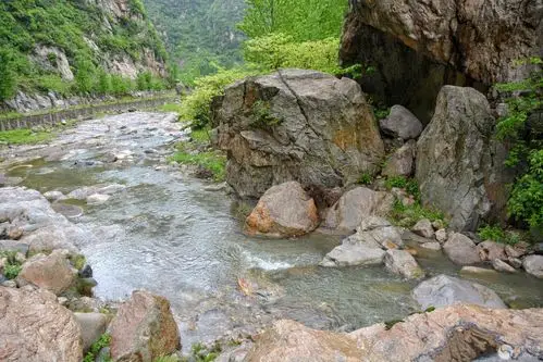 南召百尺潭雨中小溪3