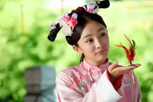 周星驰电影《武状元苏乞儿》剧组相中,在其中出演周星驰的女儿.