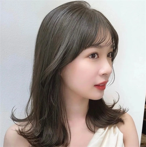 "s"卷外翘搭肩发型 秋冬女生发型范本_日韩发型 - 美发站