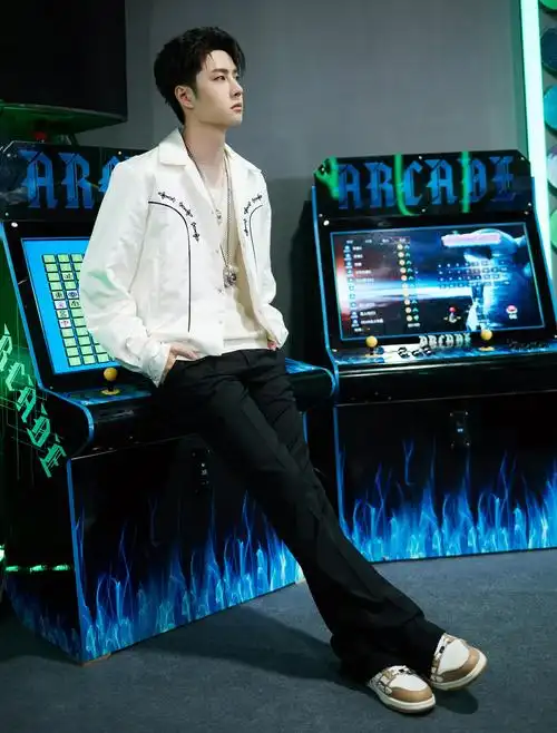 王一博街舞4造型图 复古直筒喇叭裤好酷好潮!_高清图集_新浪网