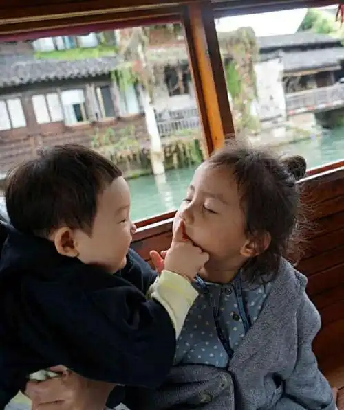 近日乌镇戏剧节悄然而至,吴磊携一家四口前去玩耍,多妈耐不住乌镇的美