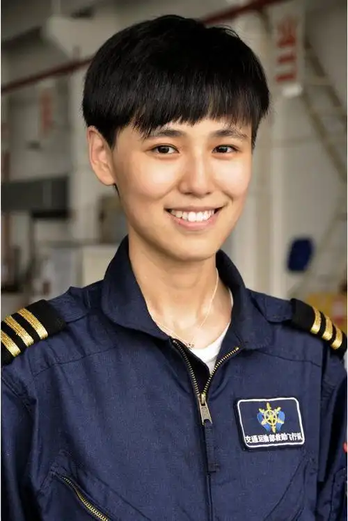 《紧急救援》中辛芷蕾饰演的女机长方宇凌的原型#宋寅#,是东海第一