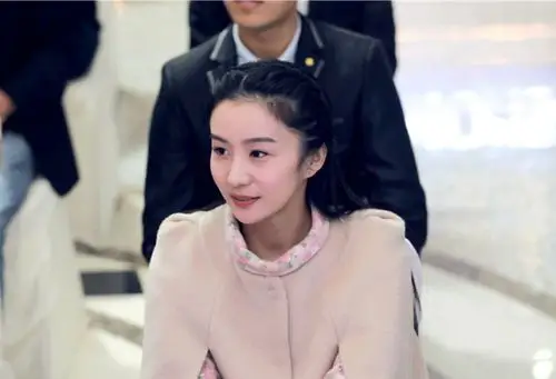 在海清主演的电视剧《大猫儿追爱记》中,陶慧娜饰演了她的闺蜜烟儿