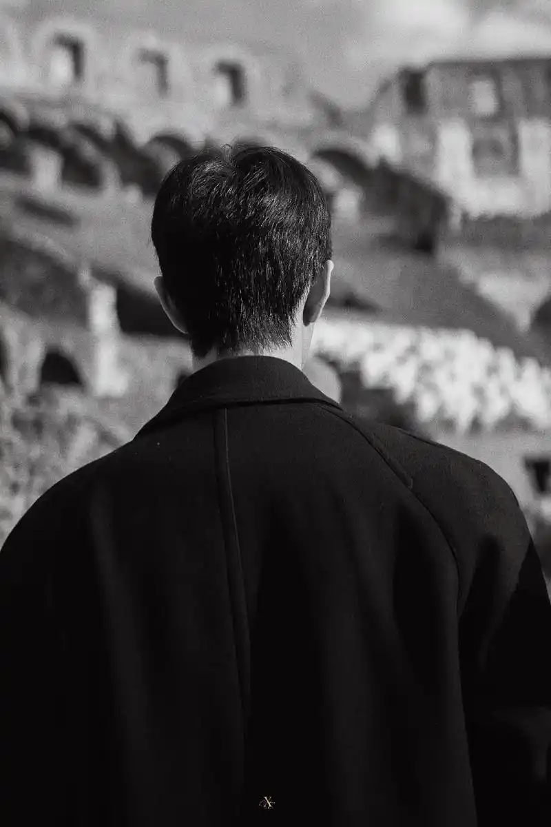 肖战罗马斗兽场随拍#  肖战的背影美的像油画,干练的短发,在亚颇