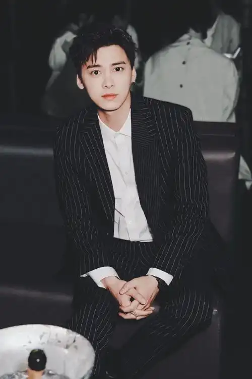 挑战每天按相册顺序发一张李易峰的照片##园园不断