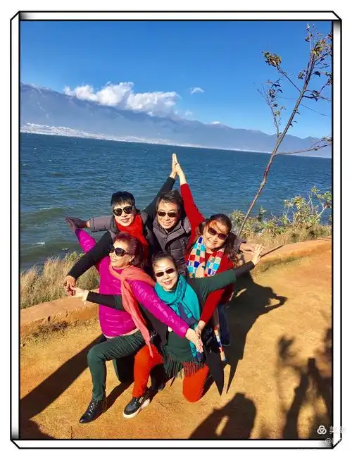 看到这个造型了吗?五人拼起个五角星哦,人才济济呀