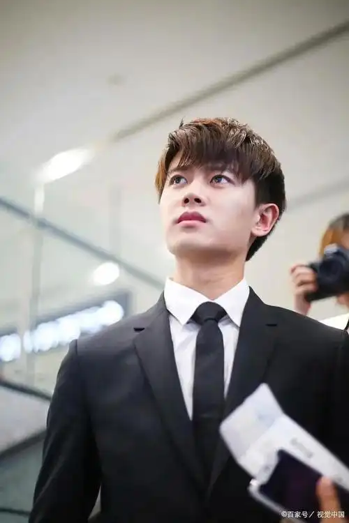 《秋蝉》任嘉伦军装造型曝光,眼神杀太完美,粉丝期待叶冲上线