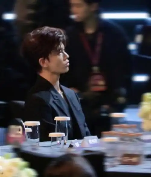 任嘉伦嘟嘟嘴92十八宫格    大年初七啦……一起来嘟嘟嘴92