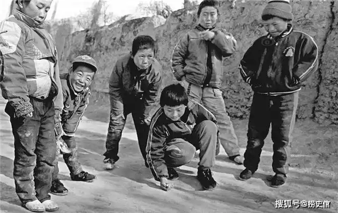 滚铁环是一项"古老"而简单的运动,曾流行与上个世纪六七十年代,它的