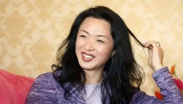 原创原创51岁金星近照曝光因要活得久些开始停药现喉结凸出显男性化