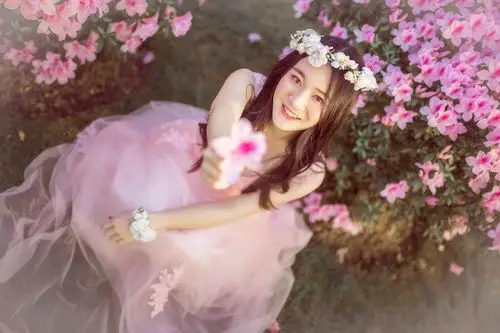 混血美女酥胸隐现性感十足的写真图片