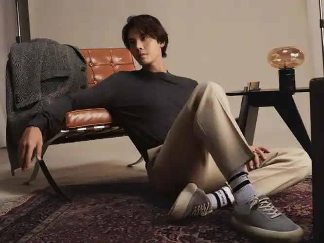 陈伟霆全新golden goose形象大片换了新发型,服装造型也跟以往有所不