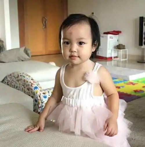 眼最大赵薇爱女"小四月"虽然还算不上知名大导演,但赵薇执导的处女作"