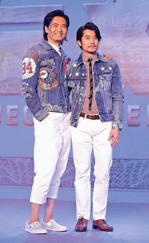 妥妥的膝过肩 腕线过裆 自己说自己只有一米八 这个腿长违规了吧  腿