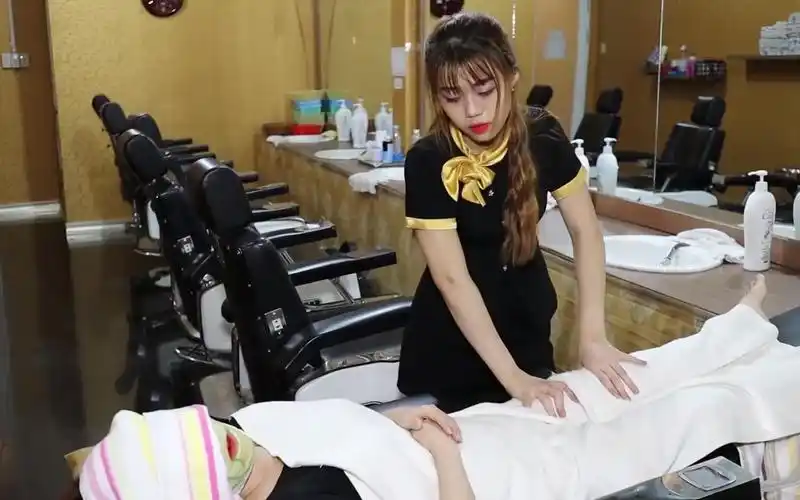 越南胡志明市的理发店按摩服务