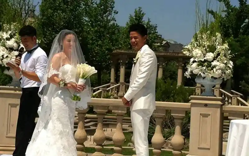 段奕宏夫妇购物被拍,日籍太太胖到认不出,结婚11年约定做丁克_王瑾