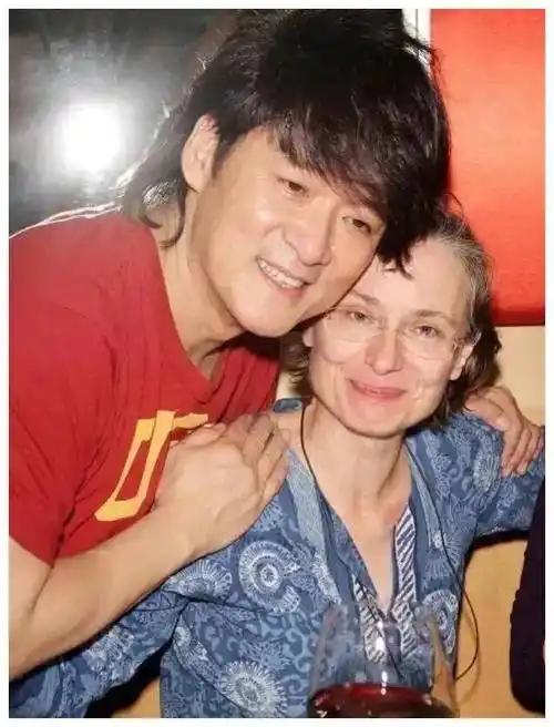 62岁周华健和外籍62岁老婆康粹兰同框,不像夫妻,更像母子_天王_乐坛