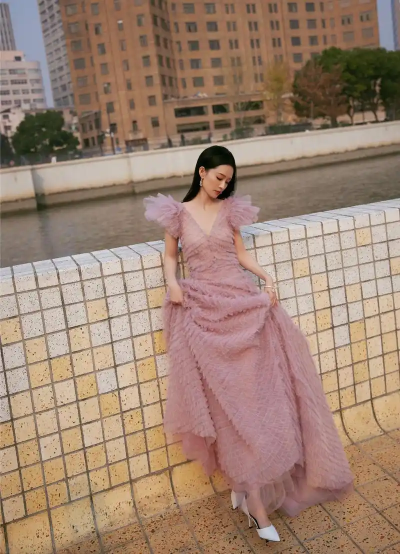 李沁:如紫罗兰般的粉紫纱裙 李沁身着粉紫色纱裙,如同一朵盛开的