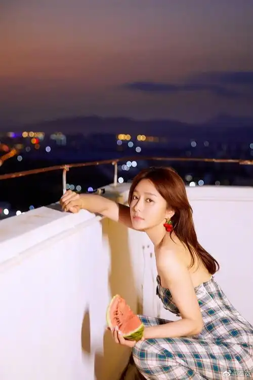 831秦岚坐在天台吹着风吃着西瓜纪念心八月的最后一天明天开学要努力
