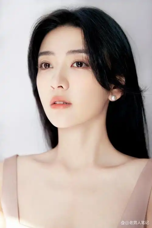 梁洁午后春光随拍,身穿粉色吊带裙,在光影交织间翩翩起舞