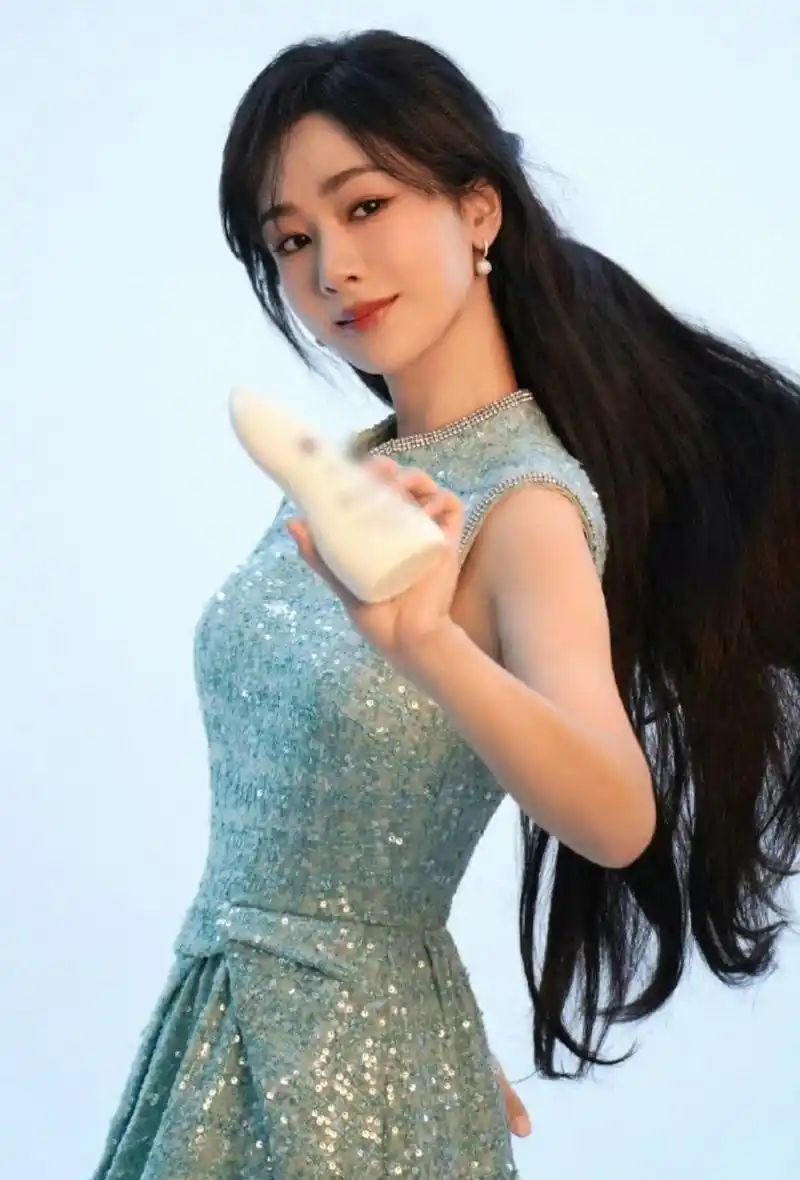 杨紫小姐姐明亮了许多,成熟了许多,这发量真让人羡慕喔喔