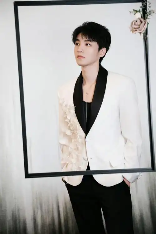 王俊凯两套造型##王俊凯蓝色针织内搭