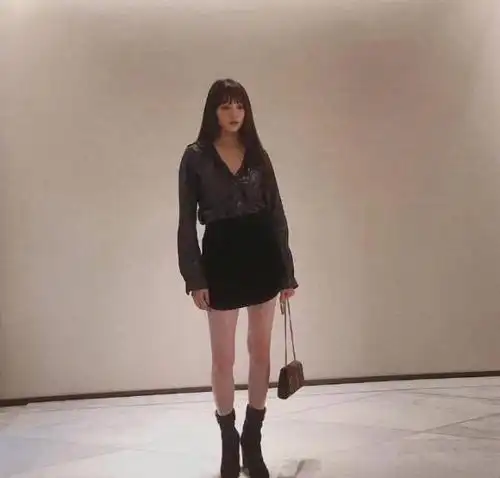 李圣经的身材又上热搜,逆天长腿不用p,175的身高是行走的衣架子