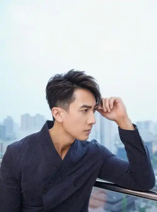 超级加分的发型把吴尊的五官修饰得极好,而且这样又短又清秀的发型真