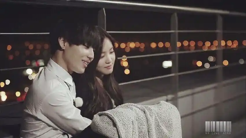 《我们结婚了》中由shinee忙内李泰民和a pink美貌公主孙娜恩所饰演的