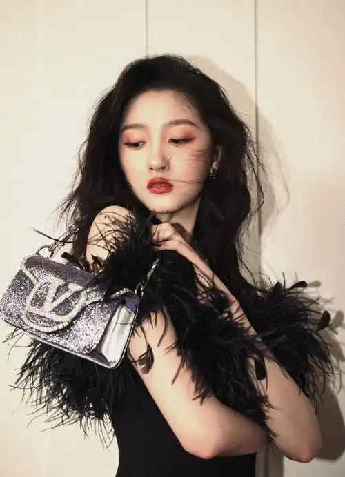 关晓彤超话#百花奖#@关晓彤开奖 表演look ,《有你,就有世界》,黑色