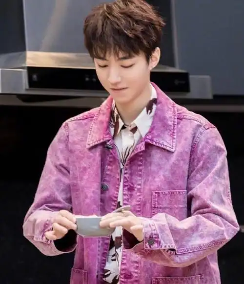 有种整容叫王俊凯身穿粉色牛仔衣容颜俊美看清坐姿众人笑了
