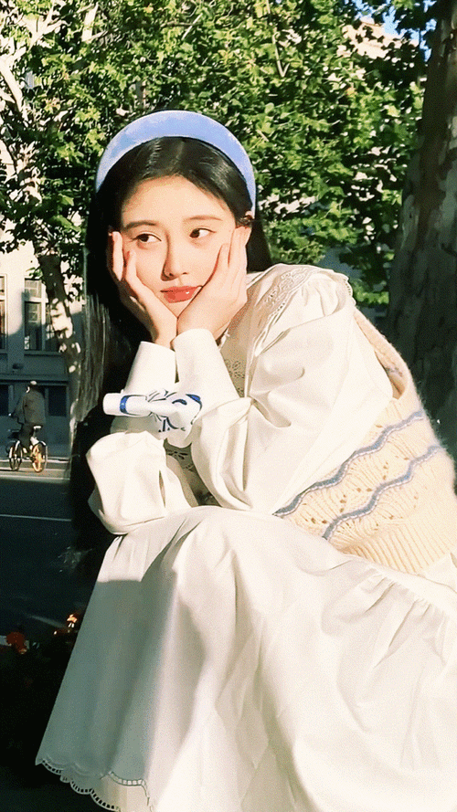 鞠婧祎街头三宫格随拍