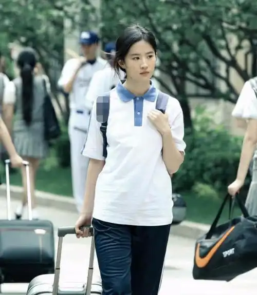刘亦菲穿学生服的时候也很好看,她穿着一套校服,看上去像个学生的感觉