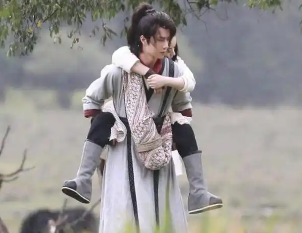 王一博和赵丽颖一起拍摄的电视剧是《有翡》,在这出戏里,他们两兄弟