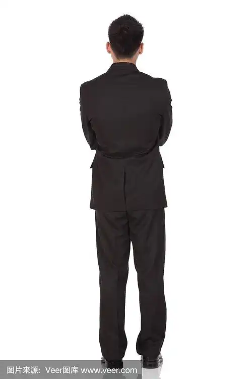 一个商人双臂交叉站着的背影