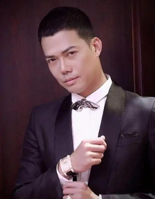 谢天华,一个在香港,很有影响力的演员,自从出演了《古惑仔》之后,已经