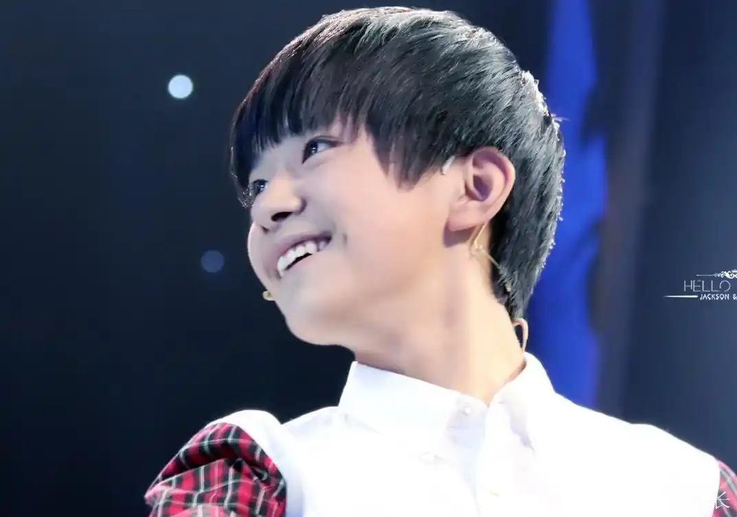 易烊千玺的"梨涡杀",对这样的笑容真的无力抵抗啊!