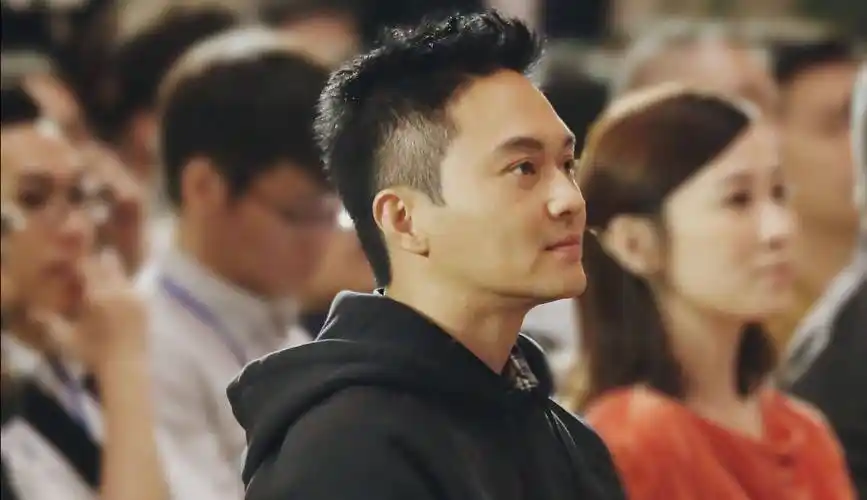 张智霖袁咏仪儿子照片曝光,却被夫妻俩吐槽到一无是处,魔童实惨_孩子